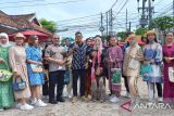 Menteri Pariwisata dan Ekonomi Kreatif (Menparekraf) Sandiaga Uno saat menyaksikan fashion show kain batik cual pada peresmian ruang seni dan ruang kreatif Melati Bangka Belitung di Pangkalpinang, Rabu  (20/4) pagi
