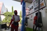 Petugas melayani pengisian BBM di SPBU 24.351.126 Jalan Pangeran Antasari, Bandar Lampung, Lampung, Selasa (19/4/2022). Pertamina Patra Niaga Regional Sumbagsel mengerahkan 384 unit armada mobil tangki, 27 unit bridger avtur dan 174 unit skid tank untuk LPG serta 16 titik SPBU kantung dan 15 titik layanan motoris pada jalur mudik ditambah 11 SPBU Siaga Tol Trans - Sumatera dan empat SPBU Modular di sepanjang jalur Tol Bakauheni - Palembang. ANTARA FOTO/Ardiansyah/Lmo 