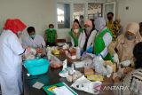 Tim JKPD Surakarta lakukan uji sampel bahan makanan di Pasar Legi