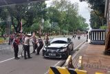 Polisi tutup Jalan Merdeka Barat saat demo mahasiswa berlangsung