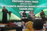 Gubernur Jawa Timur Khofifah Indar Parawansa (kiri) menyampaikan sambutan saat menerima kunjungan Shinta Nuriyah Abdurrahman Wahid (tengah) di Gedung Negara Grahadi, Surabaya, Jawa Timur, Rabu (20/4/2022). Kunjungan tesebut mengusung tema 