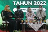 Gubernur Jawa Timur Khofifah Indar Parawansa (kiri) menyimak sambutan yang disampaikan Ibu Shinta Nuriyah Abdurrahman Wahid (kedua kanan) saat berkunjung ke Gedung Negara Grahadi, Surabaya, Jawa Timur, Rabu (20/4/2022). Kunjungan tesebut mengusung tema 