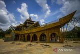 Suasana Masjid Bambu KH Abdul Qadir Hasan di kawasan desa wisata Kiram Park, Kabupaten Banjar, Kalimantan Selatan, Kamis (21/4/2022). Masjid yang hampir semua bangunan dari bahan bambu itu memiliki bentuk bangunan yang memadukan kearifan lokal dan unsur bangunan sejarah karena menyerupai jukung (perahu) dan bangunan pucuk masjid menyerupai masjid Sultan Surianyah yang merupakan masjid tertua di Kalsel. Foto Antaranews Kalsel/Bayu Pratama S.