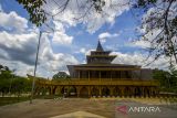 Suasana Masjid Bambu KH Abdul Qadir Hasan di kawasan desa wisata Kiram Park, Kabupaten Banjar, Kalimantan Selatan, Kamis (21/4/2022). Masjid yang hampir semua bangunan dari bahan bambu itu memiliki bentuk bangunan yang memadukan kearifan lokal dan unsur bangunan sejarah karena menyerupai jukung (perahu) dan bangunan pucuk masjid menyerupai masjid Sultan Surianyah yang merupakan masjid tertua di Kalsel. Foto Antaranews Kalsel/Bayu Pratama S.