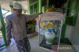 Pengurus masjid memperlihatkan petaka pertama Masjid Pusaka Banua Lawas di Desa Banua Lawas, Kabupaten Tabalong, Kalimantan Selatan, Kamis (21/4/2022). Masjid Pusaka Banua Lawas merupakan salah satu Masjid tertua di Kalsel yang dibangun pada tahun 1625 Masehi serta menjadi bukti sejarah di terimanya Islam bagi suku dayak maanyan di Kabupaten Tabalong. Foto Antaranews Kalsel/Bayu Pratama S.