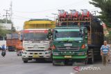 Sejumlah truk melintas di jalur pantura Lohbener, Indramayu, Jawa Barat, Kamis (21/4/2022). Kementerian Perhubungan (Kemenhub) telah mengeluarkan Surat Edaran tentang Operasional Angkutan Barang yang mengatur pembatasan operasional di jalur mudik dan mulai diberlakukan pada Kamis (28/4/2022) hingga Senin (9/5/2022) kecuali angkutan BBM, Uang, Barang ekspor dan Sembako. ANTARA FOTO/Dedhez Anggara/agr
