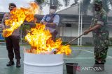 Petugas gabungan dari BNN, Polisi dan TNI memusnahkan barang hasil razia warga binaan di Lembaga Pemasyarakatan (Lapas) Kelas IIA, Karawang, Jawa Barat, Kamis (27/2/2022). Pemusnahan barang hasil razia tersebut untuk meningkatkan pencegahan timbulnya gangguan keamanan dan ketertiban warga binaan serta memperketat pengamanan dan pengawasan di lingkungan Lapas dalam rangka Hari Bhakti Pemasyarakatan ke-58. ANTARA FOTO/M Ibnu Chazar/agr