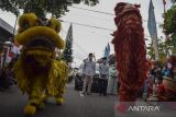 Bupati Ciamis Herdiat Sunarya (kiri) didampingi Wakil Bupati Ciamis Yana D Putra (kanan) menghadiri peresmian Kampung Kerukunan di Kampung Lebak, Kabupaten Ciamis, Jawa Barat, Kamis (21/4/2022). Kampung kerukunan merupakan simbol keragaman dan toleransi antar umat beragama yang terdapat tempat ibadah berdekatan di antaranya Masjid Al Mujahidin, Gereja Katolik St. Yohanes, dan Klenteng Hok Tek Bio, Li Tang Khonghucu. ANTARA FOTO/Adeng Bustomi/agr