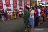 Warga berpakaian tradisional menyambut tamu undangan saat peresmian Kampung Kerukunan di Kampung Lebak, Kabupaten Ciamis, Jawa Barat, Kamis (21/4/2022). Kampung kerukunan merupakan simbol keragaman dan toleransi antar umat beragama yang terdapat tempat ibadah berdekatan di antaranya Masjid Al Mujahidin, Gereja Katolik St. Yohanes, dan Klenteng Hok Tek Bio, Li Tang Khonghucu. ANTARA FOTO/Adeng Bustomi/agr