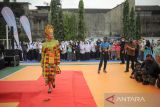 Siswi mengikuti peragaan busana dalam rangka peringatan Hari Kartini di SMK Prakarya Internasional, Bandung, Jawa Barat, Kamis (21/4/2022). Peringatan Hari Kartini yang jatuh pada 21 April 2022, SMK Prakarya Internasional menggelar upacara serta peragaan busana dengan tema busana tradisional dari berbagai daerah di Indonesia. ANTARA FOTO/Raisan Al Farisi/agr