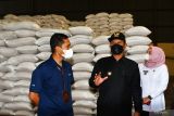 Wali Kota Madiun Maidi (tengah) berbincang dengan Pimpinan Cabang Perum Bulog Madiun Ferdian Darma Atmaja (kiri) saat meninjau gudang  Bulog di Kota Madiun, Jawa Timur, Rabu (20/4/2022). Perum Bulog Madiun menyatakan stok beras saat ini mencapai sekitar 11.700 ton beras yang tersebar di empat gudang di wilayah tiga daerah yaitu Kota Madiun, Kabupaten Madiun dan Ngawi, sehingga cukup untuk mencukupi kebutuhan pangan di wilayah kerjanya selama Ramadhan dan Lebaran 2022. Antara Jatim/Siswowidodo