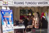 Sejumlah warga antre untuk mengikuti vaksin COVID-19 di gerai vaksinasi pasar wadai Ramadhan di Banjarmasin, Kalimantan Selatan, Kamis (21/4/2022). Dinas Kesehatan Kota Banjarmasin mengadakan gerai vaksinasi bagi pengunjung pasar wadai Ramadhan untuk mendukung capaian vaksinasi pada bulan Ramadhan sesuai fatwa MUI nomor 13 dan 23 tahun 2021 bahwa vaksin tidak membatalkan puasa hingga kini antusias warga yang ingin vaksin cukup tinggi berdasarkan data petugas dari hari pertama sebanyak 184 pengunjung telah mengikuti vaksin tersebut. Foto Antaranews Kalsel/Bayu Pratama S.