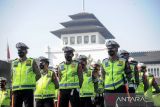 Anggota Kepolisian mengikuti Apel Gelar Pasukan Operasi Ketupat Lodaya di Gedung Sate, Bandung, Jawa Barat, Jumat (22/4/2022). Sebanyak 30.000 pasukan gabungan dari TNI, POLRI, SAR, DAMKAR dan dinas terkait disiagakan untuk menjaga kamtibmas saat arus mudik lebaran dan hari raya Idul Fitri 2022. ANTARA FOTO/Raisan Al Farisi/agr
