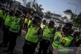 Anggota Kepolisian mengikuti Apel Gelar Pasukan Operasi Ketupat Lodaya di Gedung Sate, Bandung, Jawa Barat, Jumat (22/4/2022). Sebanyak 30.000 pasukan gabungan dari TNI, POLRI, SAR, DAMKAR dan dinas terkait disiagakan untuk menjaga kamtibmas saat arus mudik lebaran dan hari raya Idul Fitri 2022. ANTARA FOTO/Raisan Al Farisi/agr
