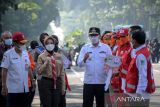 Gubernur Jawa Barat Ridwan Kamil (kedua kanan) bersama Ketua Jabar Bergerak Atalia Praratya (kedua kiri) memberikan logistik dan kendaraan operasional kepada perwakilan anggota PMI saat Apel Gelar Pasukan Operasi Ketupat Lodaya di Gedung Sate, Bandung, Jawa Barat, Jumat (22/4/2022). Sebanyak 30.000 pasukan gabungan dari TNI, POLRI, SAR, DAMKAR dan dinas terkait disiagakan untuk menjaga kamtibmas saat arus mudik lebaran dan hari raya Idul Fitri 2022. ANTARA FOTO/Raisan Al Farisi/agr
