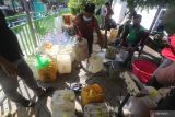 Pedagang antre membeli minyak goreng saat distribusi minyak goreng curah bersubsidi di pasar Setono Betek, Kota Kediri, Jawa Timur, Jumat (22/4/2022). Distribusi enam ribu liter minyak goreng curah bersubsidi kepada pedagang pasar tradisional tersebut untuk dijual kepada masyarakat dengan harga eceran tertinggi Rp14.000 per liter guna menjamin ketersediaan minyak goreng di pasaran menjelang lebaran. Antara Jatim/Prasetia Fauzani/zk