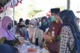 Diskominfo Kapuas borong dagangan UMKM di Pasar Ramadhan
