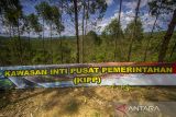 Kawasan Inti Pusat Pemerintahan (KIPP) Ibu Kota Negara (IKN) Nusantara di Kecamatan Sepaku, Kabupaten Penajam Paser Utara, Kalimantan Timur, Jumat (22/4/2022). Pemerintah akan mengalokasikan pagu indikatif anggaran belanja pada Anggaran Pendapatan dan Belanja Negara (APBN) tahun 2023 sebesar Rp27 triliun hingga Rp30 triliun, untuk pembangunan IKN Nusantara di Kalimantan Timur. Foto Antaranews Kalsel/Bayu Pratama S.