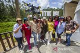 Pengunjung berfoto di titik nol kilometer Ibu Kota Negara (IKN) Nusantara di Kecamatan Sepaku, Kabupaten Penajam Paser Utara, Kalimantan Timur, Jumat (22/4/2022). Pemerintah akan mengalokasikan pagu indikatif anggaran belanja pada Anggaran Pendapatan dan Belanja Negara (APBN) tahun 2023 sebesar Rp27 triliun hingga Rp30 triliun, untuk pembangunan IKN Nusantara di Kalimantan Timur. Foto Antaranews Kalsel/Bayu Pratama S.