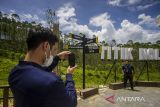 Pengunjung berfoto di titik nol kilometer Ibu Kota Negara (IKN) Nusantara di Kecamatan Sepaku, Kabupaten Penajam Paser Utara, Kalimantan Timur, Jumat (22/4/2022). Pemerintah akan mengalokasikan pagu indikatif anggaran belanja pada Anggaran Pendapatan dan Belanja Negara (APBN) tahun 2023 sebesar Rp27 triliun hingga Rp30 triliun, untuk pembangunan IKN Nusantara di Kalimantan Timur. Foto Antaranews Kalsel/Bayu Pratama S.