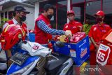 Manager Communication Relation & CSR Pertamina Patra Niaga Regional Jawa Bagian Barat Eko Kristiawan (kedua kiri) memeriksa armada motor Pertamina Delivery Service (PDS) Satuan Tugas Ramadan dan Idul Fitri (Satgas Rafi) 2022 di SPBU Rest Area KM 62 B, Karawang, Jawa Barat, Jumat (22/4/2022). Layanan pesan antar Pertamina Delivery Service 135 moda motor (motorist) khusus disiagakan sebanyak 339 unit dengan menyediakan BBM Pertamax Turbo, Pertamax, Pertamina Dex dan Dexlite untuk antisipasi di titik-titik rawan kemacetan yang tersedia di sebagian besar wilayah regional Jawa Bagian Barat, Jawa Bagian Tengah, Jawa Timur, Bali, Nusa Tenggara Barat dan Nusa Tenggara Timur. ANTARA FOTO/M Ibnu Chazar/agr