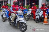 Manager Communication Relation & CSR Pertamina Patra Niaga Regional Jawa Bagian Barat Eko Kristiawan (kedua kiri) bersama Satuan Tugas Ramadan dan Idul Fitri (Satgas Rafi) 2022 mencoba mengendarai armada motor Pertamina Delivery Service (PDS) di SPBU Rest Area KM 62 B, Karawang, Jawa Barat, Jumat (22/4/2022). Layanan pesan antar Pertamina Delivery Service 135 moda motor (motorist) khusus disiagakan sebanyak 339 unit dengan menyediakan BBM Pertamax Turbo, Pertamax, Pertamina Dex dan Dexlite untuk antisipasi di titik-titik rawan kemacetan yang tersedia di sebagian besar wilayah regional Jawa Bagian Barat, Jawa Bagian Tengah, Jawa Timur, Bali, Nusa Tenggara Barat dan Nusa Tenggara Timur. ANTARA FOTO/M Ibnu Chazar/agr