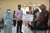 Wako Fadly Amran serahkan bantuan kepada 11 Keltan Padang Panjang