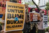 Aktivis dari Climate Rangers Jakarta, XR Jakarta, dan 350 Indonesia melakukan aksi di depan gedung Kementerian Investasi/BKPM, Jakarta, Jumat (22/4/2022). Mereka menuntut Pemerintah untuk serius dalam memilih investasi yang baik bagi kelestarian bumi. ANTARA FOTO/Aprillio Akbar/rwa.