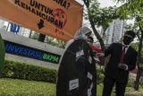 Aktivis dari Climate Rangers Jakarta, XR Jakarta, dan 350 Indonesia melakukan aksi di depan gedung Kementerian Investasi/BKPM, Jakarta, Jumat (22/4/2022). Mereka menuntut Pemerintah untuk serius dalam memilih investasi yang baik bagi kelestarian bumi. ANTARA FOTO/Aprillio Akbar/rwa.