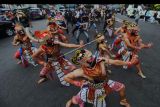 Sejumlah peserta menampilkan tarian Kiprah Cakil di Jalan Jenderal Sudirman, Salatiga, Jawa Tengah, Sabtu (23/4/2022). Aksi menari di tengah jalan yang dilakukan Komunitas Tari Salatiga Peduli itu bertujuan untuk memperkenalkan kesenian tari kepada masyarakat luas sekaligus memperingati Hari Tari Internasional yang jatuh pada 29 April 2022. ANTARA FOTO/Aloysius Jarot Nugroho/nym.