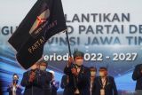 Ketua DPD Partai Demokrat Jawa Timur Emil Elestianto Dardak mengibarkan bendera pataka saat pelantikan pengurus DPD Partai Demokrat Jawa Timur di Surabaya, Jawa Timur, Jumat (22/4/2022). Pengukuhan dan pelantikan DPD Partai Demokrat Jawa Timur tersebut sebagai salah satu upaya partai berlambang bintang mecy dalam penguatan politik menjelang Pemilihan Umum 2024. Antara Jatim/Moch Asim/zk.