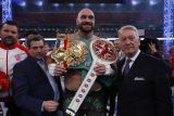 Tyson Fury pertahankan gelar kelas berat WBC setelah menang TKO atas Whyte