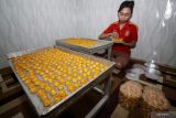 Pekerja mengemas kue kering untuk dijual sebagai hidangan lebaran di sebuah industri rumahan kawasan Tebel, Gedangan, Sidoarjo, Jawa Timur, Sabtu (23/4/2022). Jelang lebaran, permintaan kue kering yang dijual dengan harga Rp50 ribu per toples tersebut meningkat hingga 50 persen dibanding tahun sebelumnya. Antara Jatim/Umarul Faruq/zk