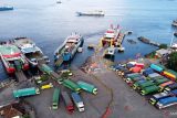  Foto udara truk angkutan barang antre memasuki kapal di Pelabuhan Ketapang, Banyuwangi, Jawa Timur, Minggu (24/4/2022). Kementerian Perhubungan (Kemenhub) mengeluarkan aturan pembatasan angkutan barang mulai 28 April-1 Mei 2022 dan arus balik mulai 6-9 Mei 2022 untuk mendukung kelancaran arus mudik lebaran 2022. Antara jatim/Budi Candra Setya/zk