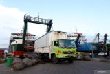 Truk angkutan barang keluar dari kapal di Pelabuhan Ketapang, Banyuwangi, Jawa Timur, Minggu (24/4/2022). Kementerian Perhubungan (Kemenhub) mengeluarkan aturan pembatasan angkutan barang mulai 28 April-1 Mei 2022 dan arus balik mulai 6-9 Mei 2022 untuk mendukung kelancaran arus mudik lebaran 2022. Antara jatim/Budi Candra Setya/zk