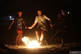 Sejumlah anak bermain sepak bola api di Surabaya, Jawa Timur, Minggu (24/4/2022). Kegiatan yang diselenggarakan oleh Kampung Dolanan Surabaya tersebut untuk melestarikan permainan tradisional sepak bola api yang biasa dilakukan pada bulan Ramadhan. Antara Jatim/Moch Asim/zk.