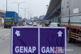 Sejumlah kendaraan melaju di ruas jalan Tol saat uji coba ganjil genap di Tol Jakarta - Cikampek Karawang, Jawa Barat, Senin (25/4/2022). Uji coba ganjil genap tersebut untuk mengantisipasi peningkatan kendaraan yang akan berdampak perlambatan hingga kemacetan panjang pada arus mudik Lebaran 2022. ANTARA FOTO/M Ibnu Chazar/agr