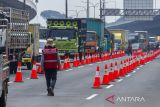 Petugas memeriksa pembatas jalan untuk kendaraan yang melaju di ruas jalan Tol saat uji coba ganjil genap di Tol Jakarta - Cikampek Karawang, Jawa Barat, Senin (25/4/2022). Uji coba ganjil genap tersebut untuk mengantisipasi peningkatan kendaraan yang akan berdampak perlambatan hingga kemacetan panjang pada arus mudik Lebaran 2022. ANTARA FOTO/M Ibnu Chazar/agr