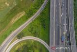 Foto udara kendaraan melaju di ruas jalan Tol saat uji coba ganjil genap di Tol Jakarta - Cikampek Karawang, Jawa Barat, Senin (25/4/2022). Uji coba ganjil genap tersebut untuk mengantisipasi peningkatan kendaraan yang akan berdampak perlambatan hingga kemacetan panjang pada arus mudik Lebaran 2022. ANTARA FOTO/M Ibnu Chazar/agr