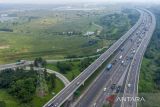 Foto udara kendaraan melaju di ruas jalan Tol saat uji coba ganjil genap di Tol Jakarta - Cikampek Karawang, Jawa Barat, Senin (25/4/2022). Uji coba ganjil genap tersebut untuk mengantisipasi peningkatan kendaraan yang akan berdampak perlambatan hingga kemacetan panjang pada arus mudik Lebaran 2022. ANTARA FOTO/M Ibnu Chazar/agr