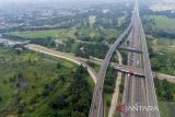 Foto udara kendaraan melaju di ruas jalan Tol saat uji coba ganjil genap di Tol Jakarta - Cikampek Karawang, Jawa Barat, Senin (25/4/2022). Uji coba ganjil genap tersebut untuk mengantisipasi peningkatan kendaraan yang akan berdampak perlambatan hingga kemacetan panjang pada arus mudik Lebaran 2022. ANTARA FOTO/M Ibnu Chazar/agr
