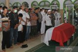  Warga dan anggota TNI melaksanakan shalat jenazah almarhum Praka Mar (Anumerta) Dwi Maftachul Ahyar di Masjid Al Abror Jalan Sumowiharjo Kecamatan Babat, Kabupaten Lamongan, Jawa Timur, Minggu (24/4/2022). Praka Mar (Anumerta) Dwi Maftachul Ahyar gugur akibat tertembak oleh kelompok kriminal bersenjata saat bertugas di Pos Satgas Kodim Mupe Yonif 3 Mar di Kalikote, Distrik Kenyam, Kabupaten Nduga, Papua, Jumat (22/4/2022). Antara Jatim/Syaiful Arif/zk