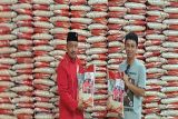 Ketua DPC PDI Perjuangan Seruyan bagikan 27,5 ton beras