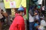 Warga antre membeli minyak goreng curah bersubsidi di Kediri, Jawa Timur, Selasa (26/4/2022). Distribusi 18 ribu liter minyak goreng curah bersubsidi kepada masyarakat dengan harga eceran tertinggi Rp14.000 per liter tersebut guna menjamin ketersediaan minyak goreng di pasaran menjelang lebaran. Antara Jatim/Prasetia Fauzani/zk