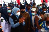 Gubernur Jawa Timur Khofifah Indar Parawansa (kiri) berbincang dengan sejumlah juru parkir saat melakukan kunjungan kerja di Halaman gedung Bakorwil Madiun, Jawa Timur, Senin (25/4/2022). Gubernur Khofifah dan Badan Amil Zakat Nasional (Baznas) Jawa Timur memberikan santunan kepada 500 orang juru parkir di Kota Madiun. Antara Jatim/Siswowidodo