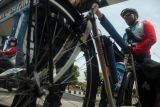 Pemudik Fajar mengayuh sepeda saat melintas di jalur Pantura, Tegal, Jawa Tengah, Selasa (26/4/2022). Fajar yang berdomisili di Indramayu memilih mudik ke kampung halaman di Semarang menggunakan sepeda yang memerlukan waktu tempuh sekitar tiga hari. ANTARA FOTO/Oky Lukmansyah/foc.