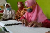 Siswa tuna netra belajar mengaji huruf braille