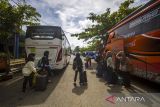 Pemudik berjalan menuju bus antarkota antarprovinsi (AKAP) di Terminal Induk km 6, Banjarmasin, Kalimantan Selatan, Jumat (29/4/2022). Pada H-3 Lebaran 2022 Pemudik dengan tujuan sejumlah kabupaten/kota di Kalimantan Selatan, Kalimantan Tengah dan Kalimantan Timur di terminal tersebut mulai padat dan diperkirakan akan terus bertambah hingga H-1 Lebaran. Foto Antaranews Kalsel/Bayu Pratama S.