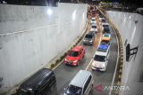 Kepadatan kendaraan di pintu keluar Jalan Tol Cileunyi, Kabupaten Bandung, Jawa Barat, Kamis (28/4/2022). Pada arus mudik H-4 Lebaran 2022, kendaraan yang keluar di Gerbang Tol Cileunyi menuju arah Garut-Tasikmalaya hingga Jawa Tengah terpantau padat. ANTARA FOTO/Raisan Al Farisi/agr
