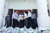 Pemkab Kotim bagikan 500 paket sembako untuk warga Sampit